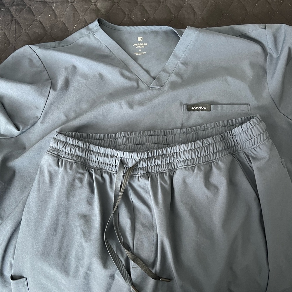 Jaanuu UltraLite Carbon Grey scrub set